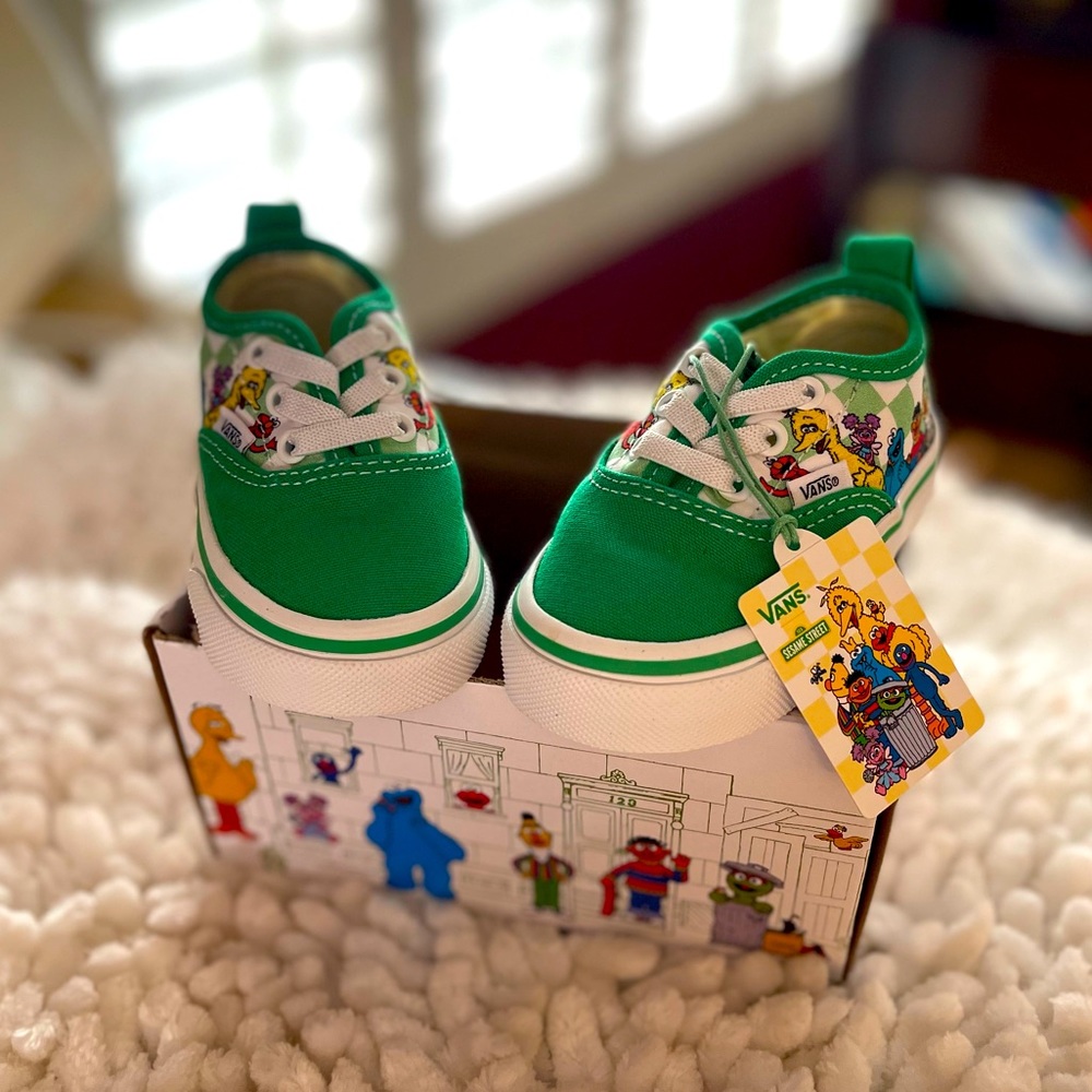 NWT Toddler Limited Edition Sesame Street Elastic Vans shoe, Size 4.0 T